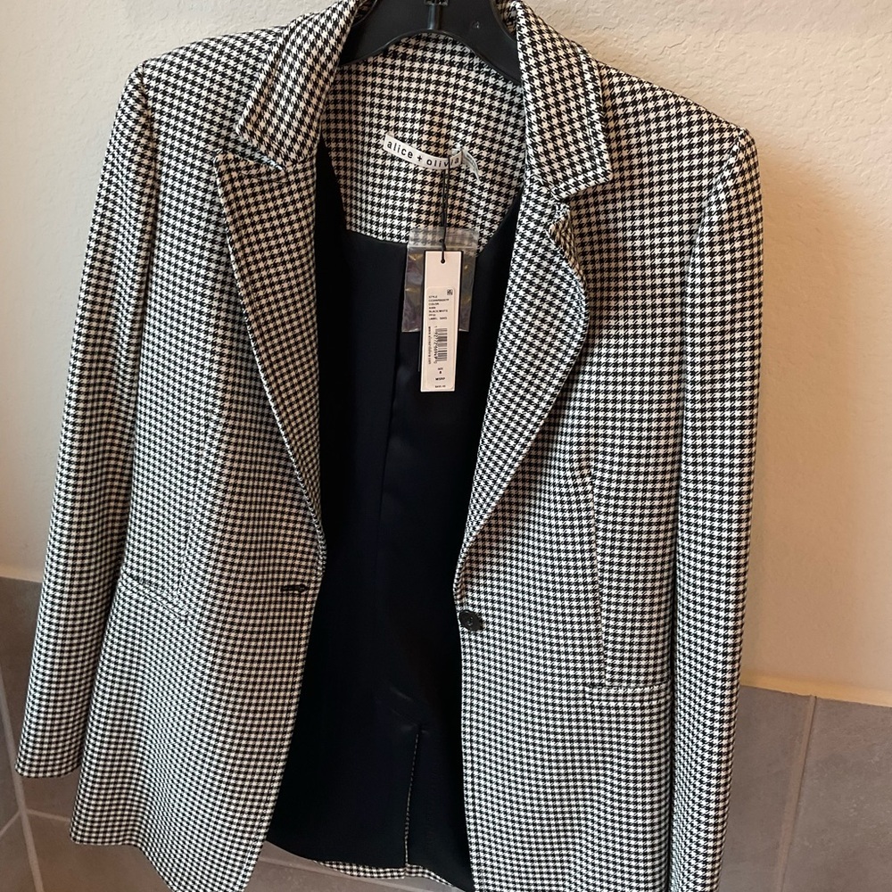 Alice & Olivia black and white blazer size 8